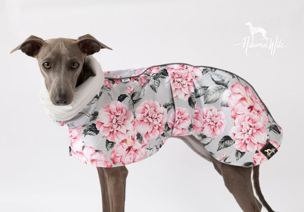 Miękkie kwiaty na szarym